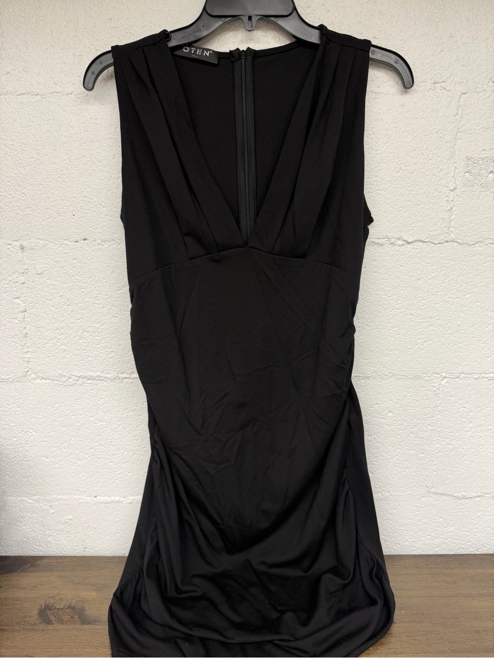 O'TEN Black V-Neck Midi Dress